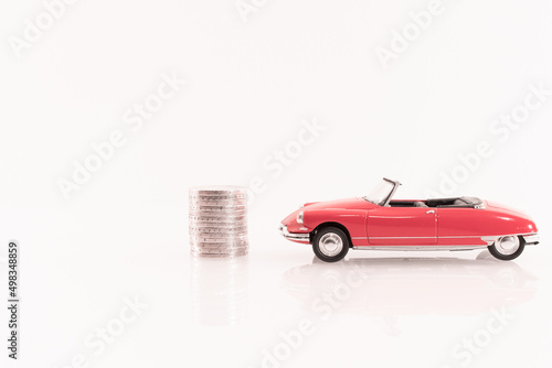 V  hicule miniature cabriolet rouge avec des pi  ces de monnaie. 