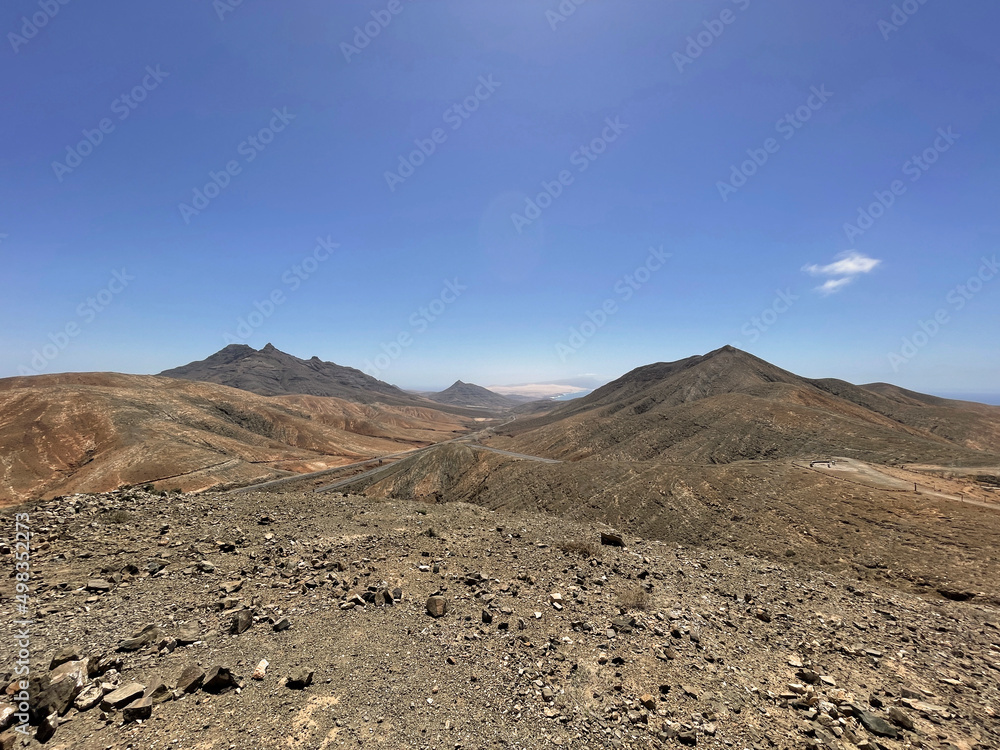 Montañas desérticas en el interior de la isla de Fuerteventura. Islas Canarias. 