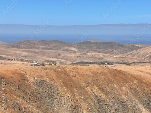 Montañas desérticas en el interior de la isla de Fuerteventura. Islas Canarias. 