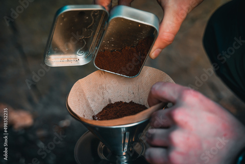 Bushcraft im Wald. Outdoor Feuer machen und kochen