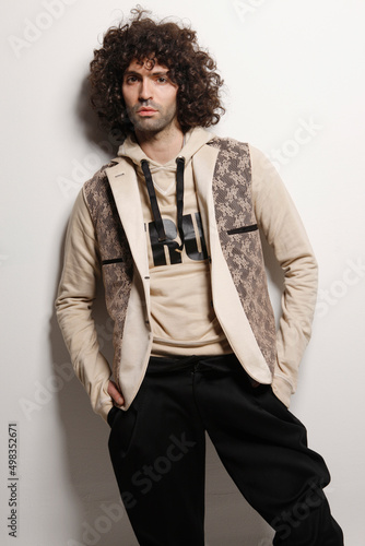 Foto Fashion Model Posing, And  and Looking Confident In Studio, Standing against the