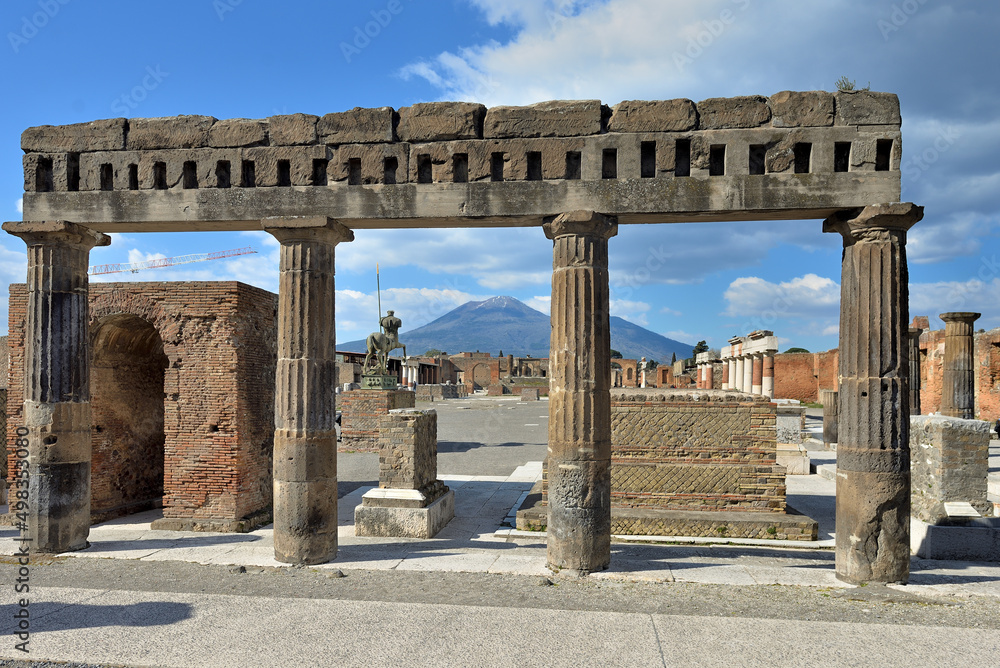 ANCIENT ROMAN RUINS IN POMPEII IN ITALY