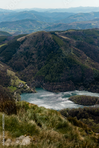 Lac de montagne vue depuis les trois couronnes au Pays Basque en Espagne
