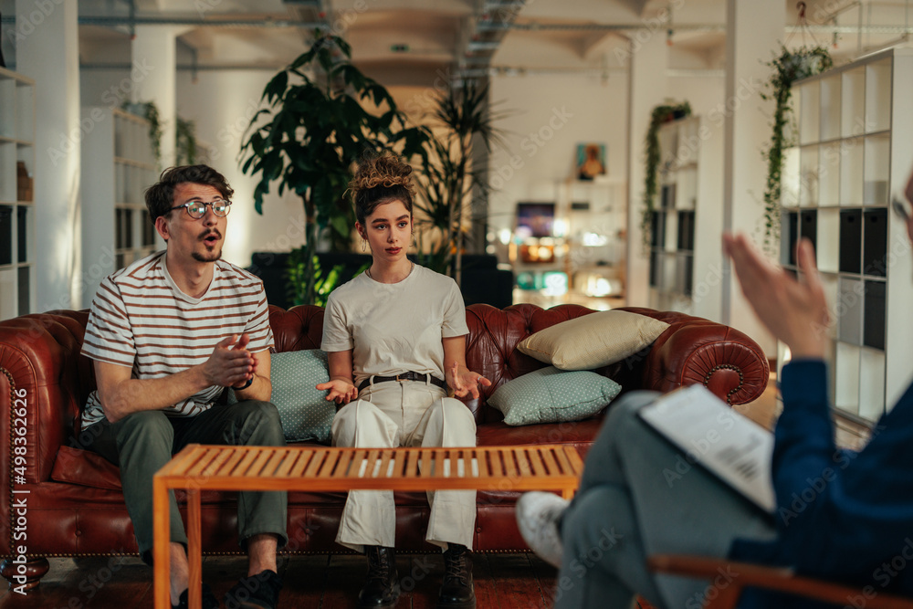 Obraz premium Couple during session with their psychotherapist
