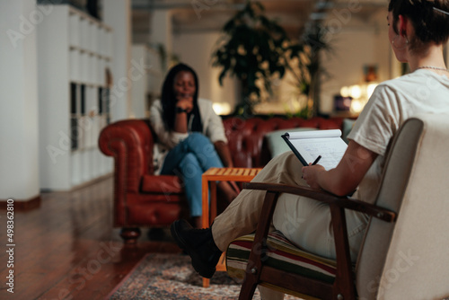 Quadro em tela Afro woman discusses issues with female therapist