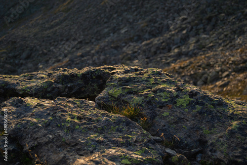 Rocce dolomitiche della vetta di una montagna © Daniele