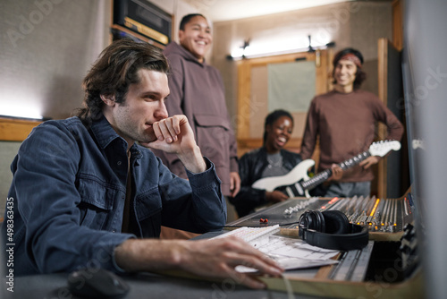 Foto Side view portrait of music band composing new album in professional recording s