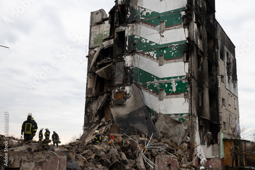 Bomberos trabajan en la limpieza de escombros y rescate de cuerpos de un edificio habitacional que fue destruido por un misil ruso en Bodoryanca Ucrania. photo