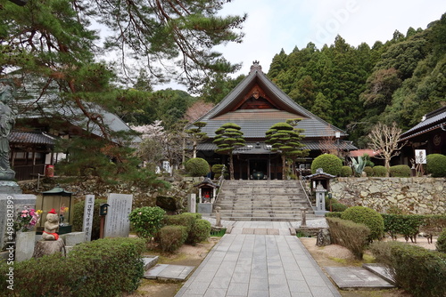 A scene of the precincts of Ruriko-ji Temple in Yamaguchi City in Yamaguchi Prefecture in Japan 日本の山口県山口市にある瑠璃光寺の境内の風景