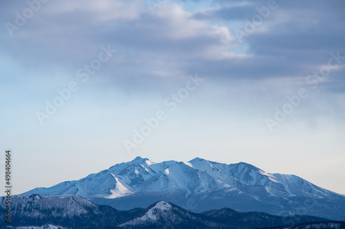 朝の遠くの雪山の稜線。日本の北海道の斜里岳。 © Masa Tsuchiya