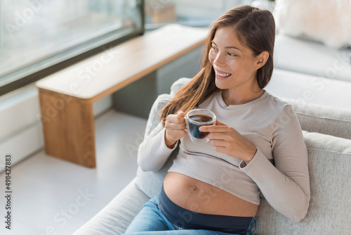 Canvastavla Asian pregnant woman drinking coffee cup at home
