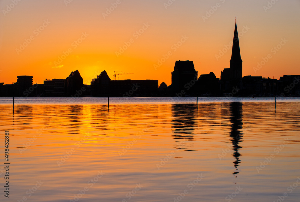 Blick auf Rostock im Sonnenaufgang Skyline