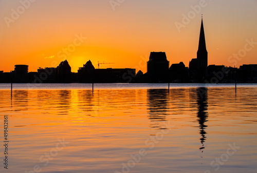 Blick auf Rostock im Sonnenaufgang Skyline