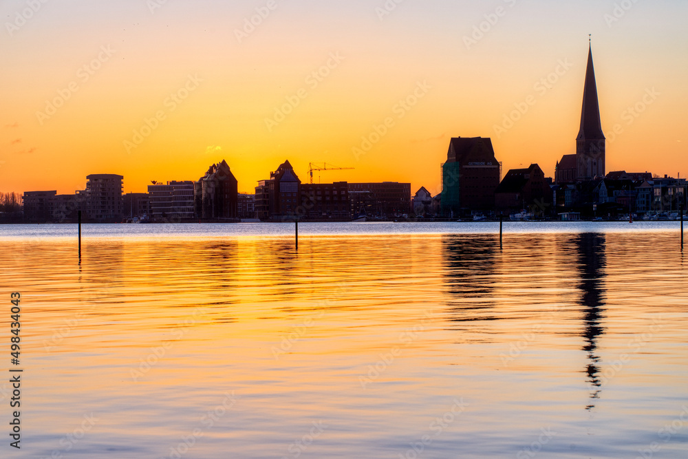 Blick auf Rostock im Sonnenaufgang Skyline