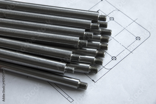 The threaded turning parts are in a row in the drawing. The production process at the factory