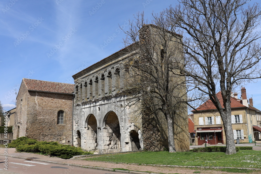 La porte Saint André, aussi appelée porte de Langres, porte de ville construite au 1er siècle, ville de Autun, département de la Saone et Loire, France