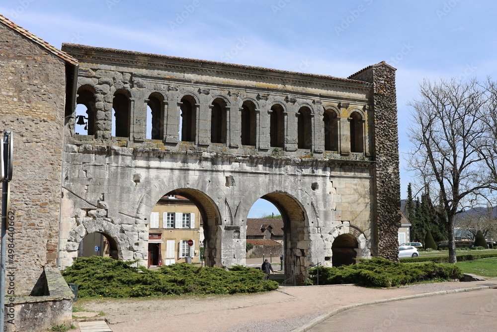 La porte Saint André, aussi appelée porte de Langres, porte de ville construite au 1er siècle, ville de Autun, département de la Saone et Loire, France