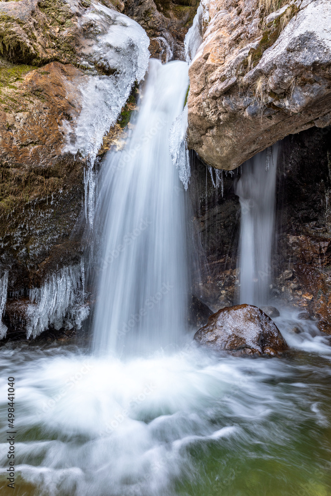 Kleiner Wasserfall an der Kuhflucht bei Farchant, Garmisch Partenkirchen, im Winter Kleiner Wasserfall an der Kuhflucht bei Farchant, Garmisch Partenkirchen, im Winter