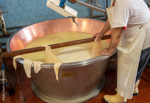Obraz na plátně Process of making wheels of parmigiano-reggiano parmesan cheese on small cheese