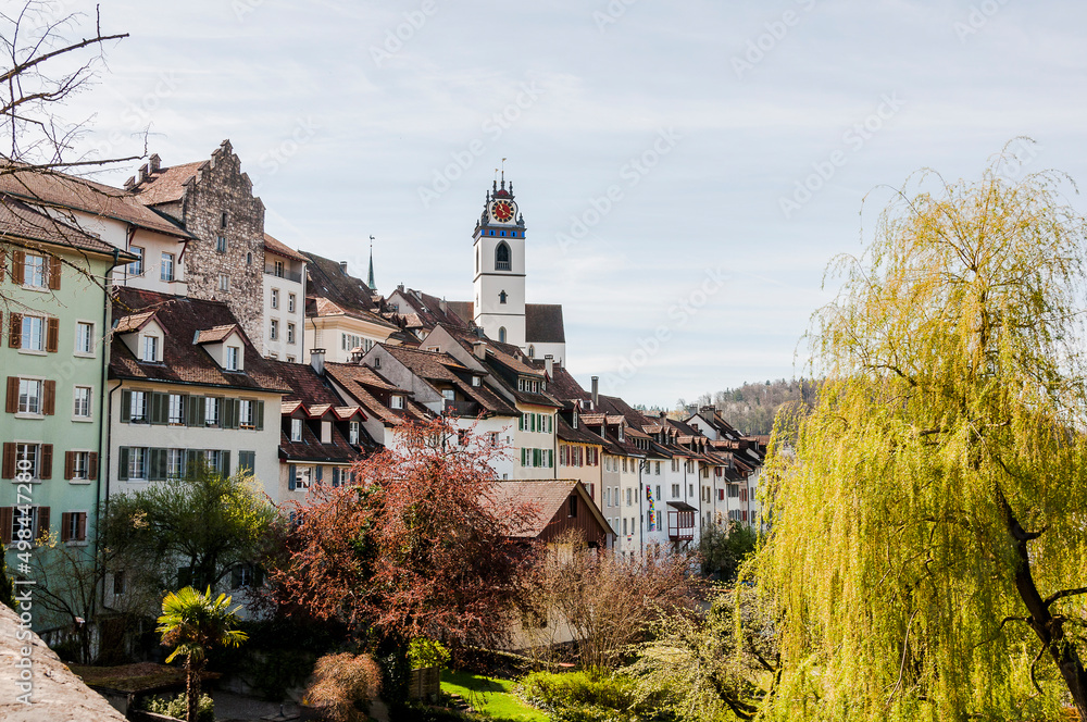 Aarau, Altstadt, Stadtkirche, Turm Rore, Altstadthäuser, Aare, Fluss, Frühling, Frühlingssonne, Aargau, Schweiz