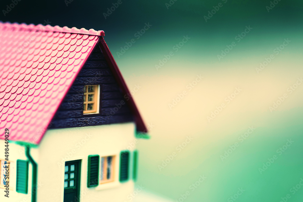 Ein Haus auf einem farbigen Hintergrund Ein Haus auf einem farbigen Hintergrund