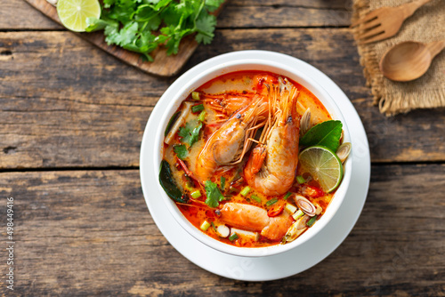 Fotografia Tom Yam Kung ,Prawn and lemon soup with mushrooms, thai food in wooden bowl top