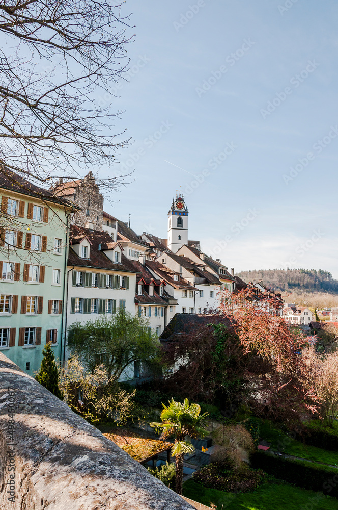 Aarau, Altstadt, Stadtkirche, Turm Rore, Altstadthäuser, Aare, Fluss, Frühling, Frühlingssonne, Aargau, Schweiz