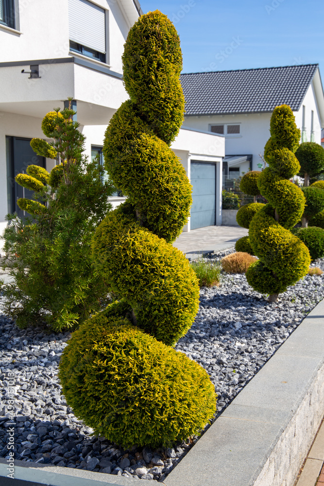 Moderner und gepflegter mit Ziersplitt und mediterraner