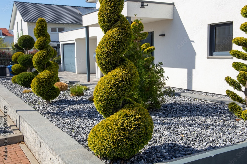 Moderner und gepflegter mit Ziersplitt und mediterraner