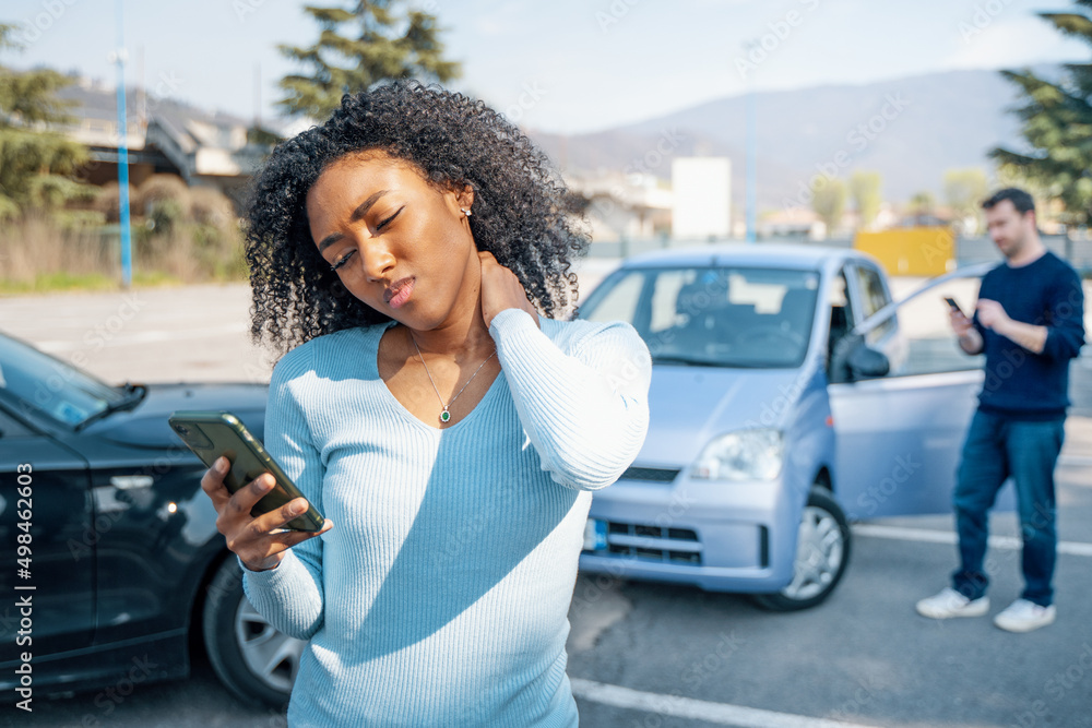 Black woman calling insurance support after car crash - obrazy, fototapety, plakaty 