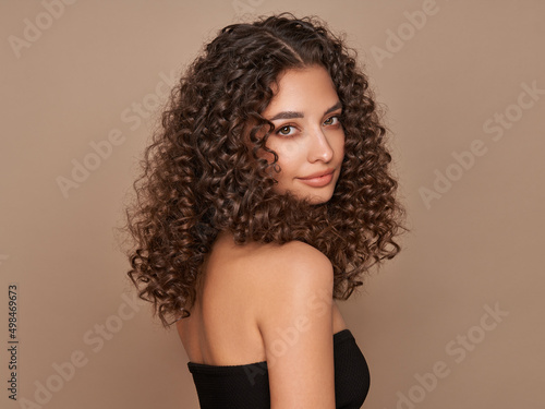 Fotografía Fashion studio portrait of beautiful smiling woman with afro curls hairstyle