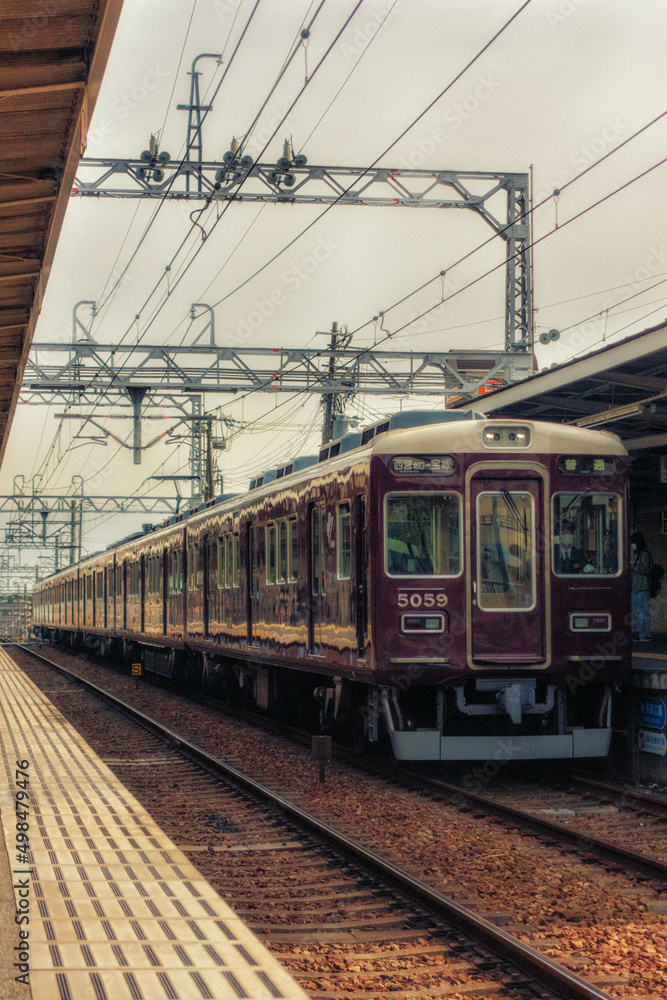 阪急電鉄今津線 仁川駅のプラットホームと車両