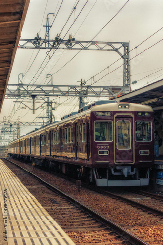 阪急電鉄今津線 仁川駅のプラットホームと車両