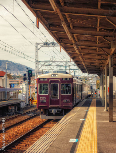 阪急電鉄今津線 仁川駅のプラットホームと車両 © 眞