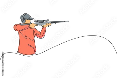 Single continuous line drawing of young athlete man shooter holding gun and training to aim target tactical shooting. Shooting sport training concept. Trendy one line draw design vector illustration