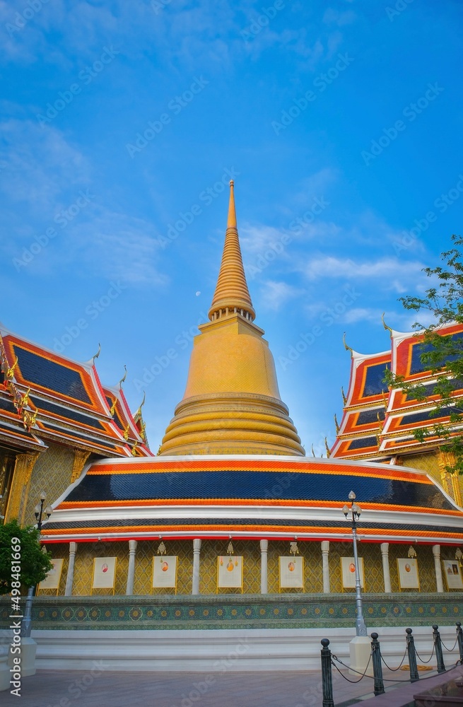 Fototapeta premium Wat Ratchabophit, a temple with a large golden chedi.