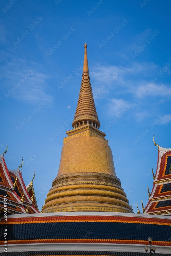 Fototapeta premium Wat Ratchabophit, a temple with a large golden chedi.