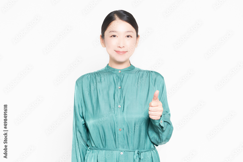 白背景の前で良いねのポーズをする主婦 白背景の前で良いねのポーズをする主婦