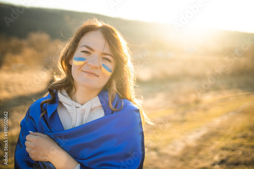Foto A woman with the flag of Ukraine in her hands