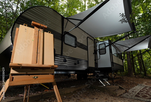 Painting easel next to a camping trailer © Guy Sagi