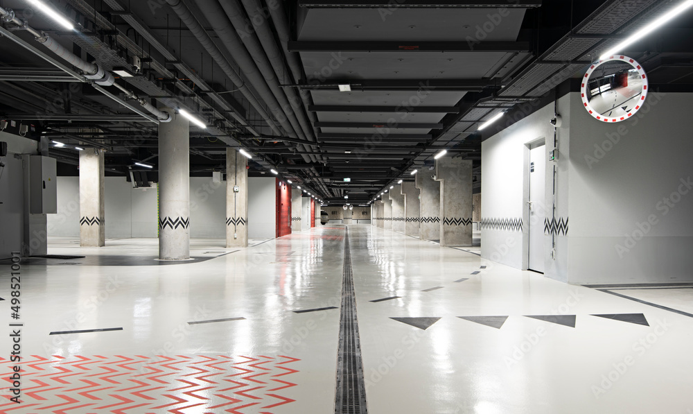 Garaż samochodowy w mieście. Dużo miejsc parkingowych. Parking podziemny z ponumerowanymi miejscami