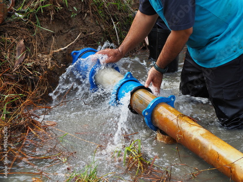Foto Repair work on broken pipes is being carried out by contractors