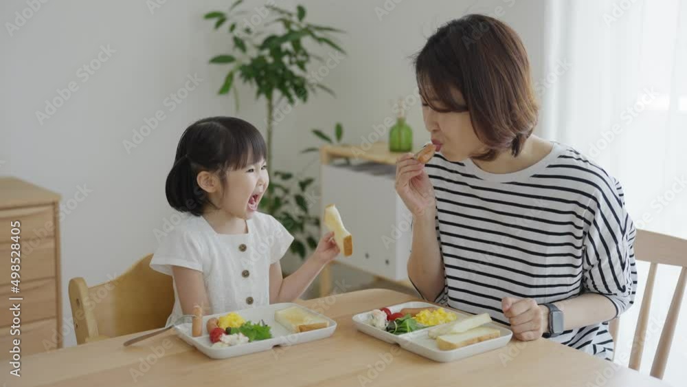 朝食を食べる子供とママ(育児・子育て・家族・ファミリー) 朝食を食べる子供とママ(育児・子育て・家族・ファミリー)