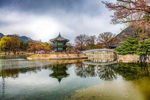 Obraz na płótnie pavilion in the garden at Gyeonggung palace, Seoul South Korea. w salonie