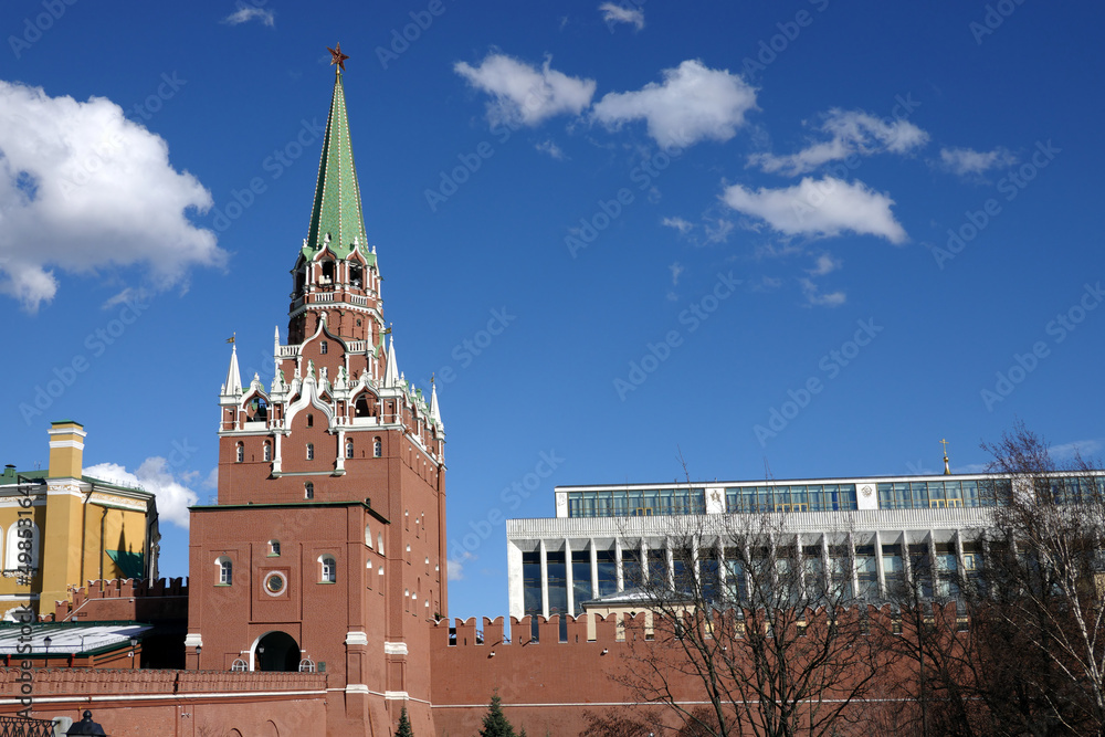 Obraz premium Trinity tower of the Moscow Kremlin and the State Kremlin Palace on spring sunny day
