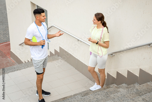 Sporty young couple with sk...