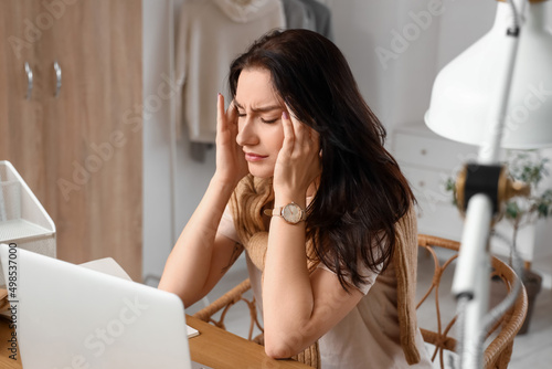 Worried young woman with la...