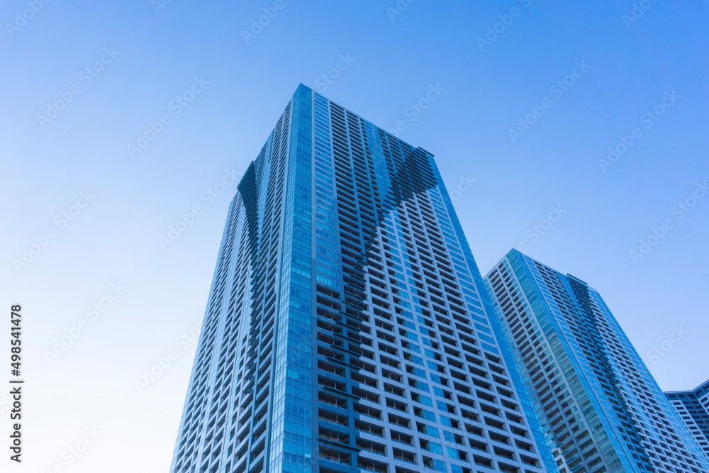 タワーマンションの外観と爽やかな青空の風景_c_87