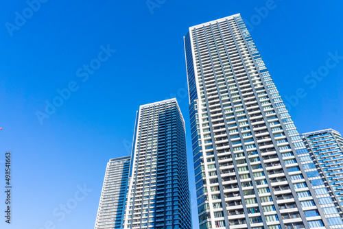 タワーマンションの外観と爽やかな青空の風景_c_90