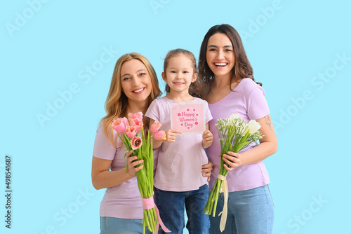 Young woman, her little dau...
